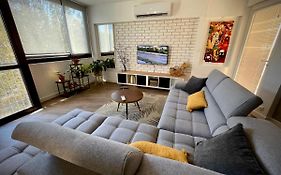 Tres Bel Appartement Central, Au Calme Avec Balneo